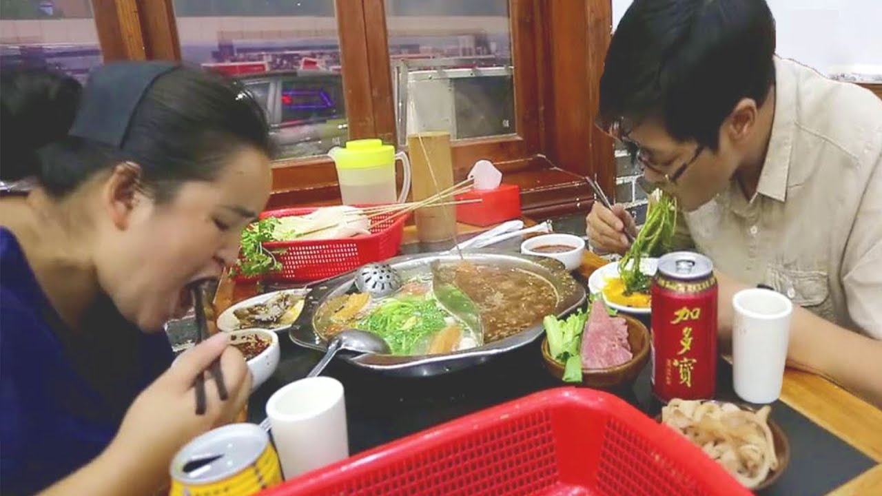 苗大姐请客，吃火锅串串，鱼头牛肚香肠，满桌子菜，又辣又香，真过瘾！【湘西九九美食】