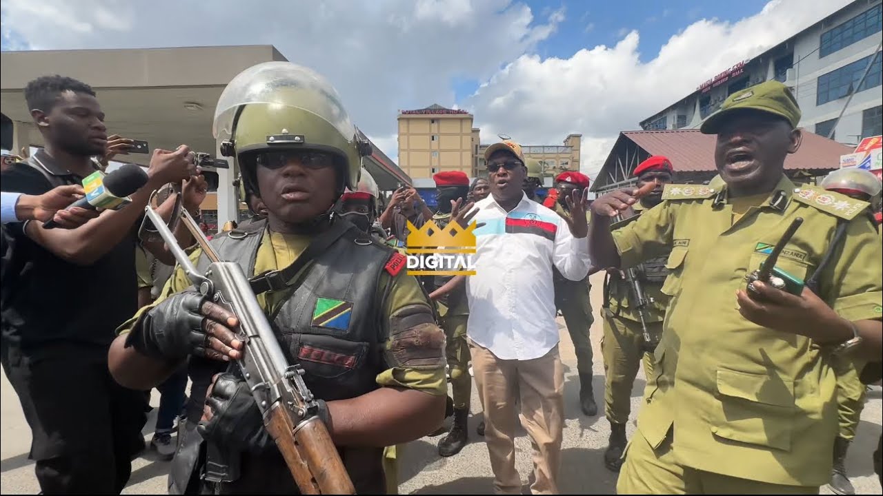 BREAKING: MBOWE AKAMATWA NA JESHI LA POLISI AKIWA NA MTOTO WAKE