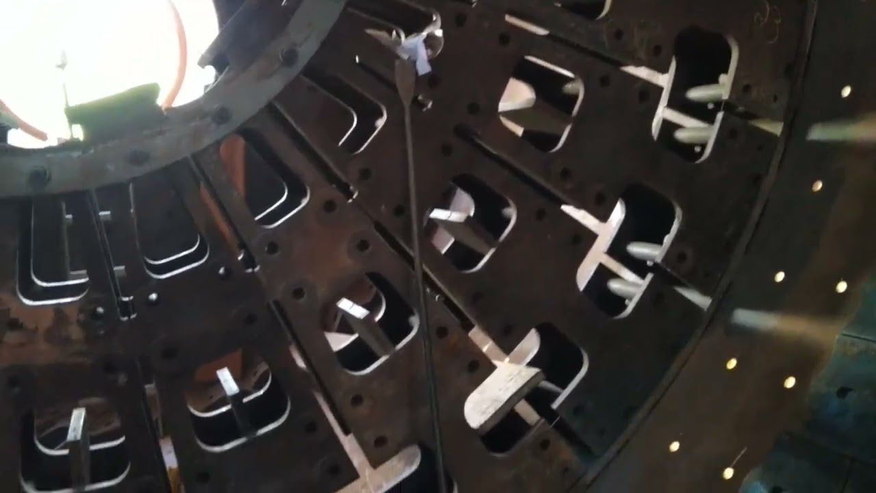 Montagem das placas de revestimento em moinho de bolas.