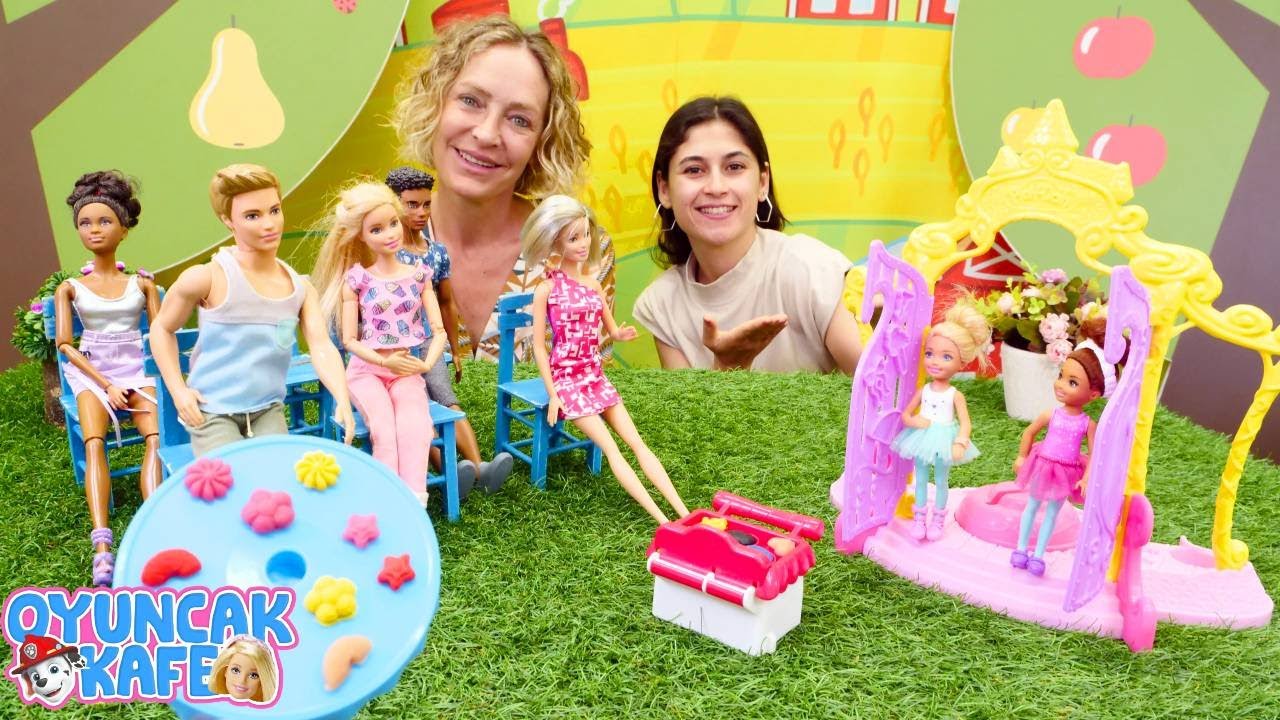 Çocuk videoları. Oyuncak kafede bale gösterisi için hazırlık. Play-Doh hamur oyunları