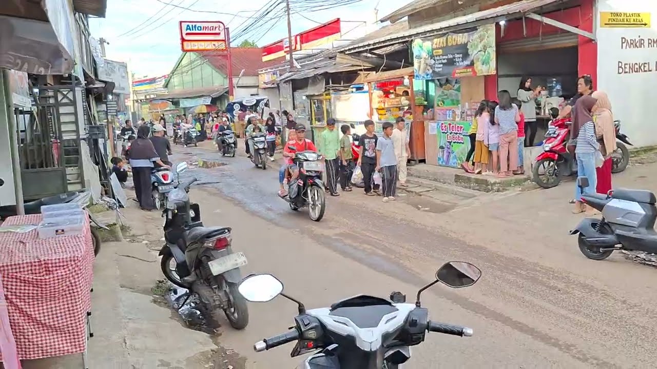 Pasar dadakan takjil di kp. Pasar rebo Cihideung udik, Kec. Ciampea, Kab. Bogor, Jawa Barat.
