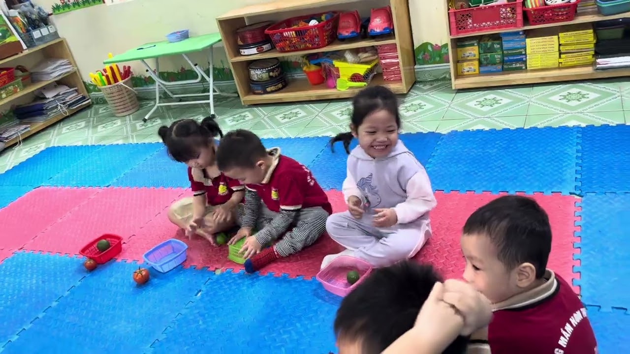 Nhận biết màu xanh - màu đỏ. khối nhà trẻ 24-36 tháng