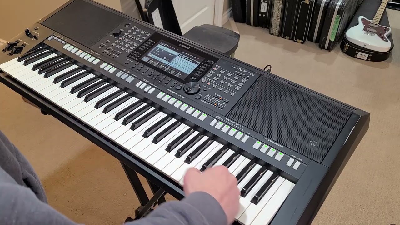 Yamaha PSR S775