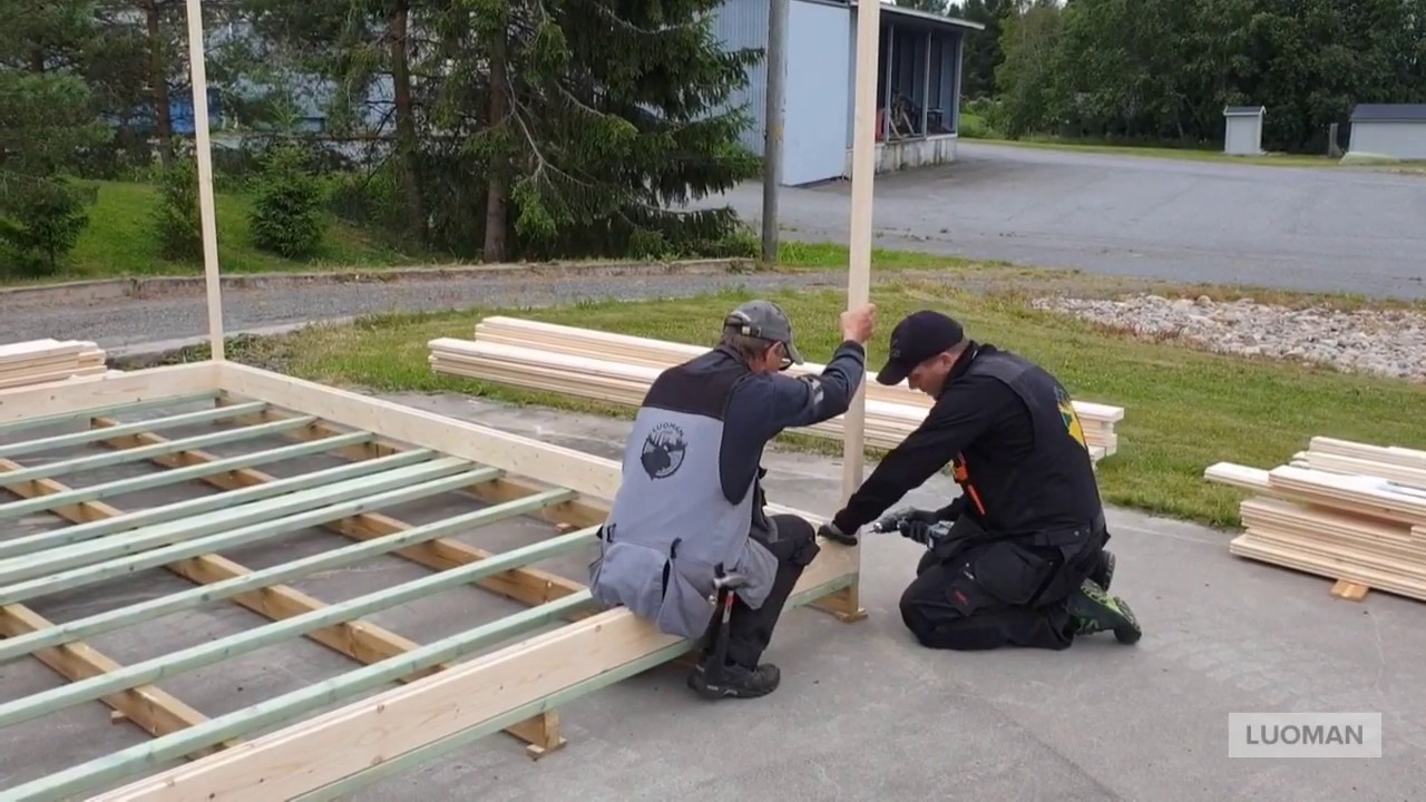 Building of a corner post cabin with insulation