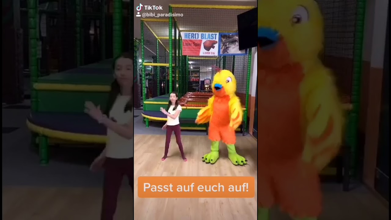 Bibi spielt mit Tiktok in der Coronazeit.