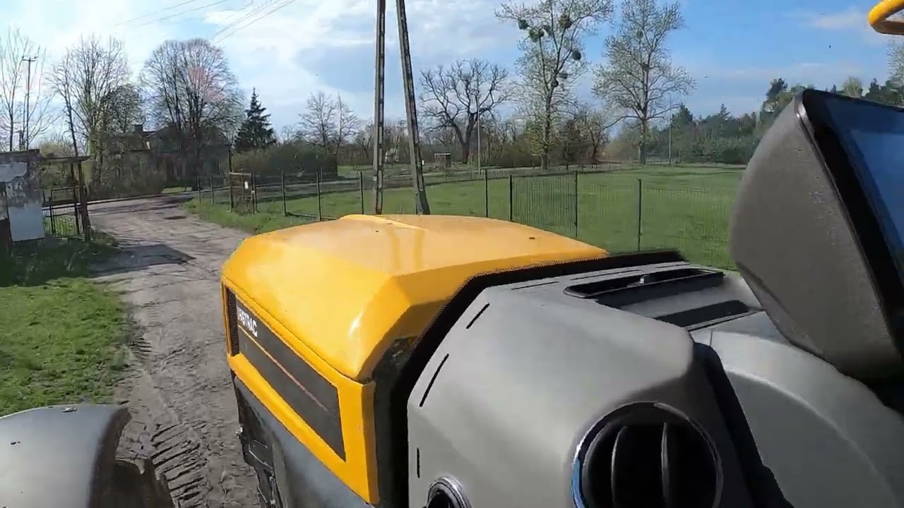 JCB Fastrac 4220 ICON podczas prac transportowych