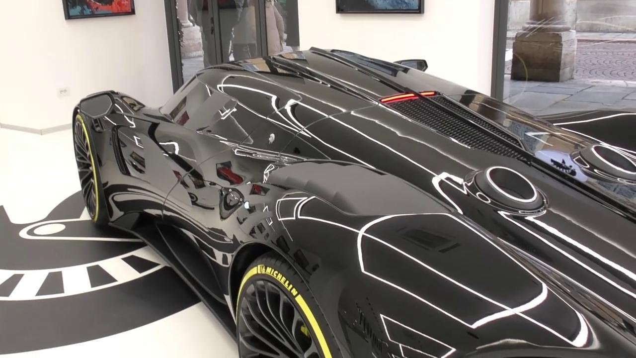 Modena, Ares design:supercar in vetrina sotto i portici di via Emilia
