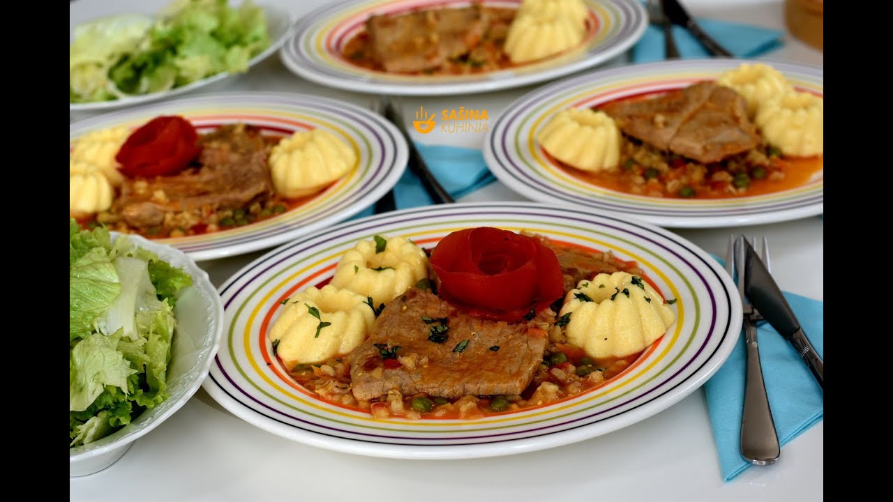 Svinjske šnicle u saftu sa ječmenom kašom i graškom