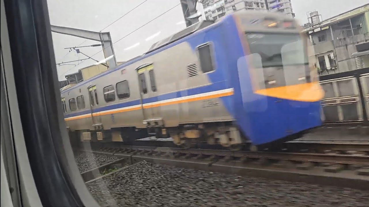 4113次蘇澳發車經由宜蘭線開往樹林的EMU700型八輛二編組EMU710+EMU709阿福號區間車，和4152次楊梅發車經由宜蘭線開往福隆的銀綠色微笑號EMU900型十輛一編組EMU912區間車