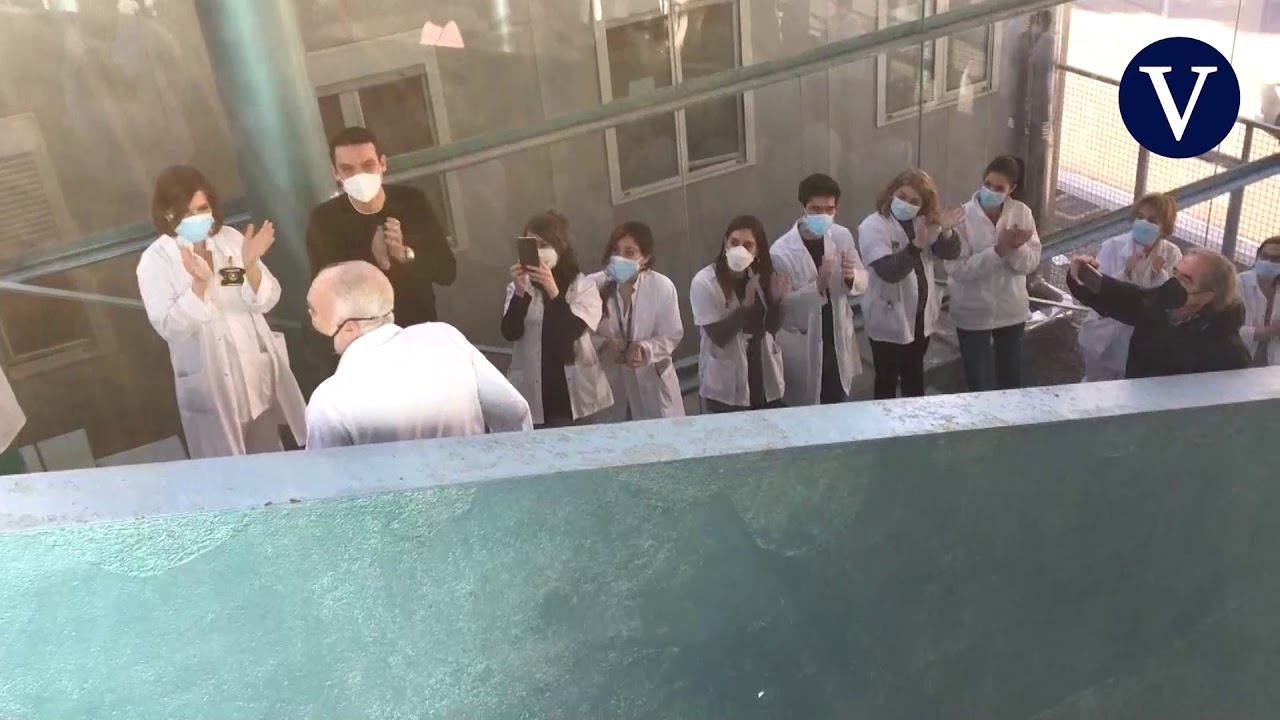 Sanitarios del Hospital del Mar dedican sentido aplauso a médico que se jubila