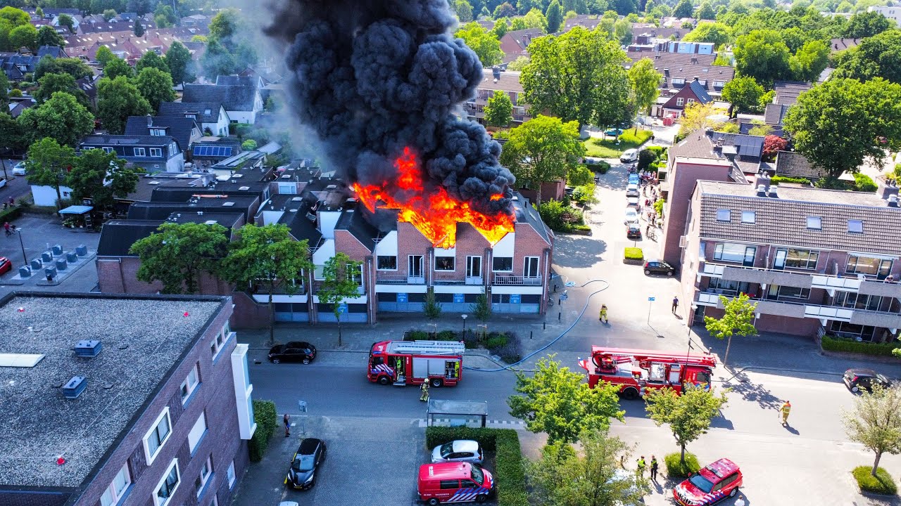 Vier woningen verwoest bij zeer grote brand in Apeldoorn.