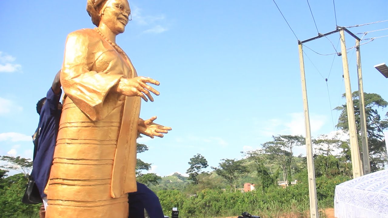 Ooni of Ife Unveils Gold Statue to Honor First Lady Oluremi Tinubu's Contributions
