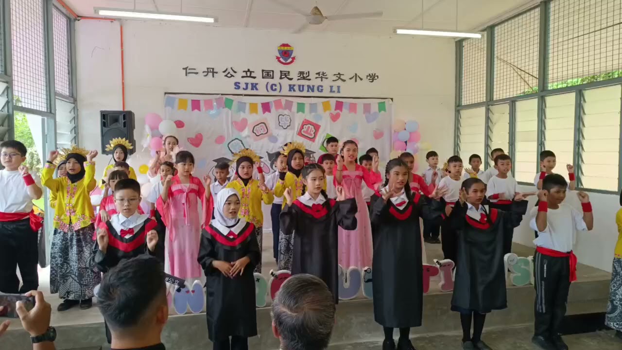第77届毕业暨颁奖典礼大合唱《 让爱传出去·》