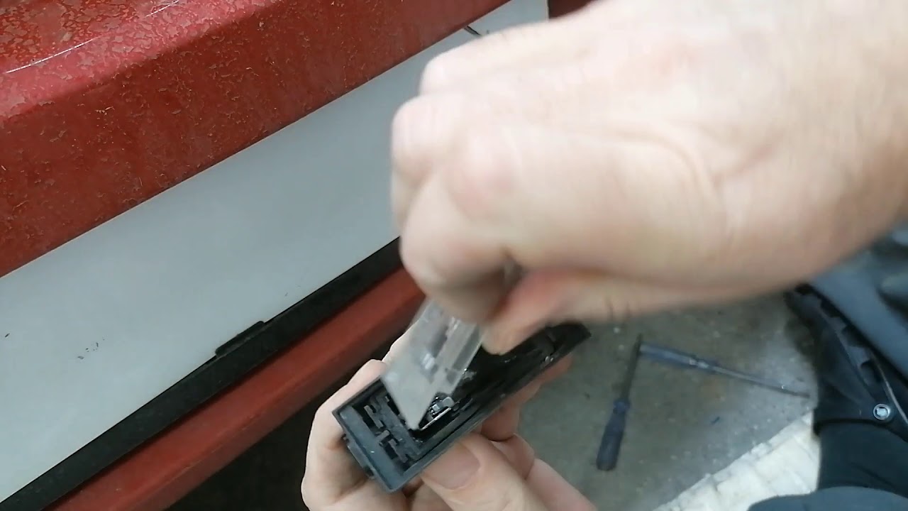 Renault Twingo Replacing License Plate Light Bulb