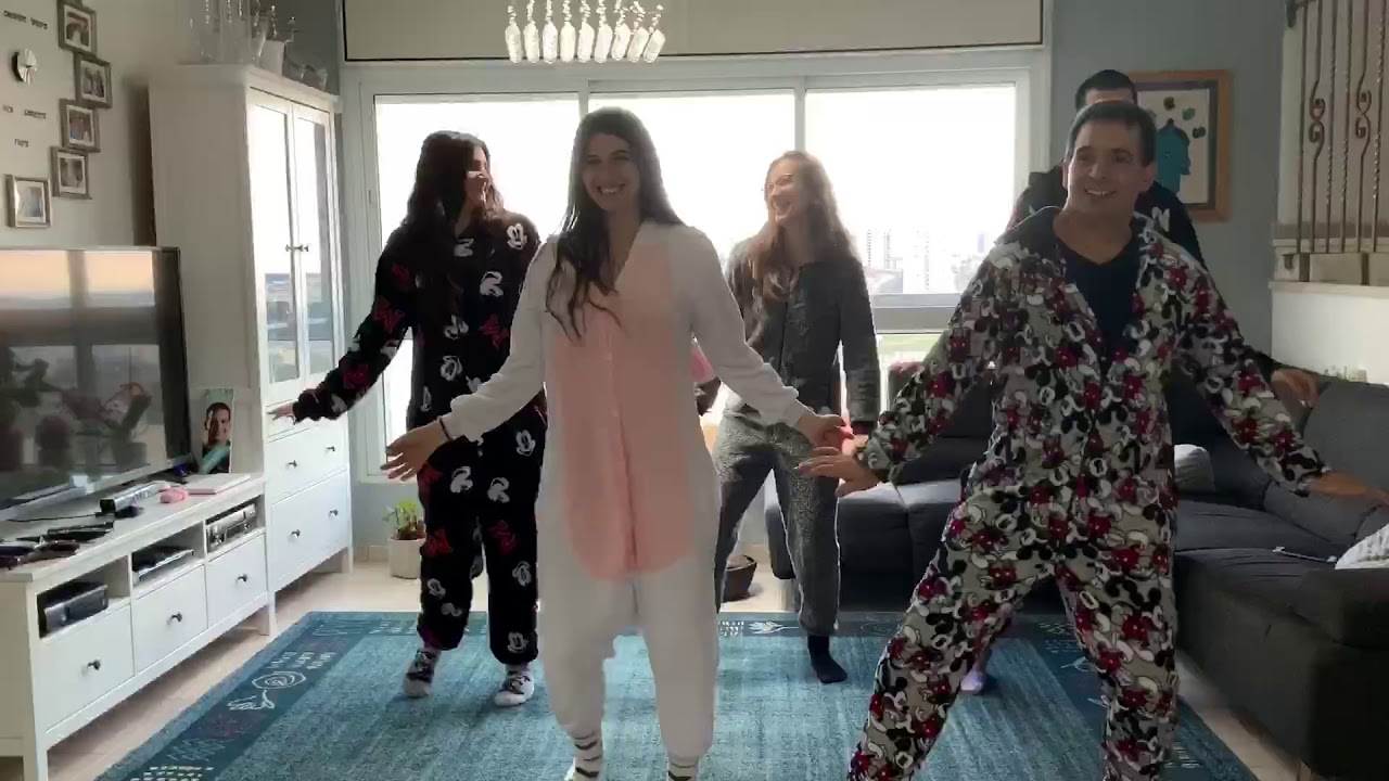 בצל הקורונה - ריקודי שורות בסלון של משפחת אלפסי - מוזמנים לרקוד איתנו להרמת המורל. ירון אלפסי