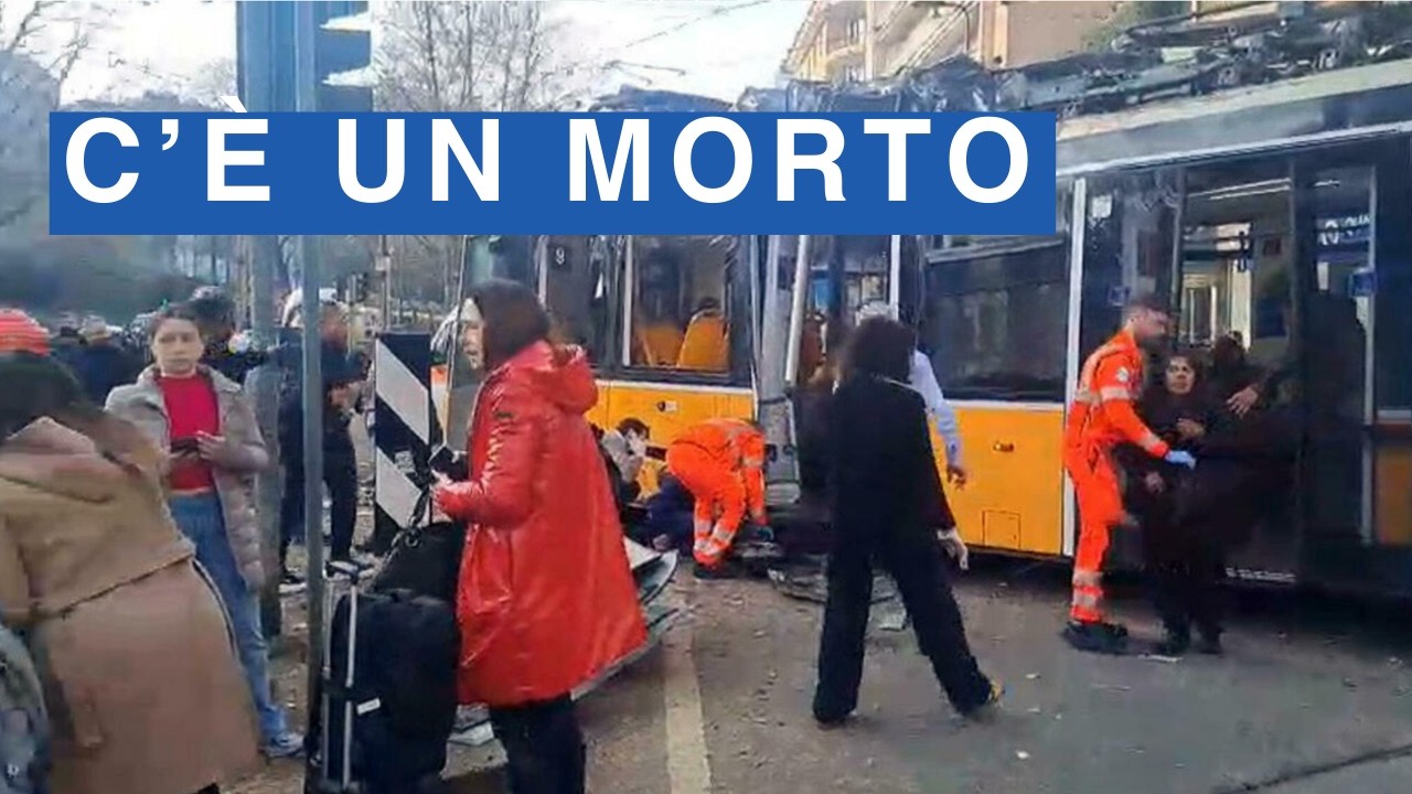 Tram deraglia a Milano, un morto. I testimoni: «Un boato, ho pensato al terremoto»