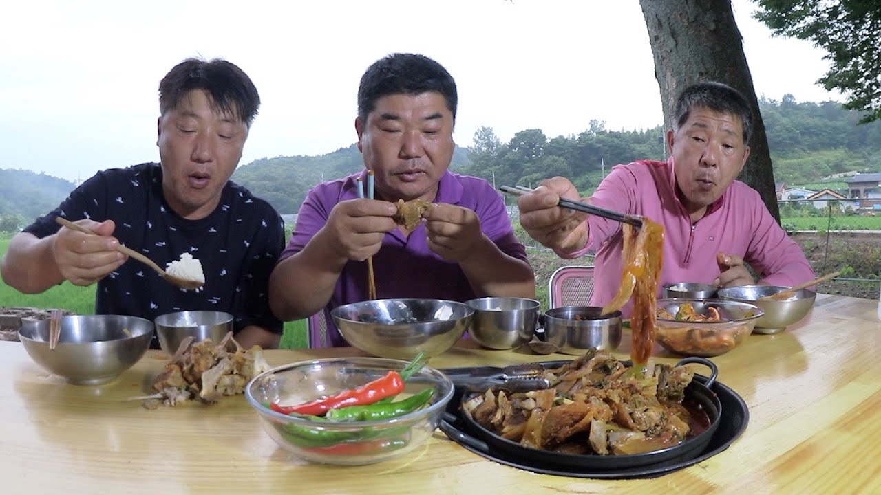 묵은지 넣고 푹 끓인 돼지등뼈김치찜 [Braised Pork Backbone Kimchi]