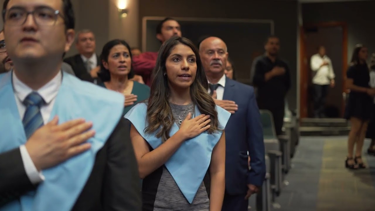 Ceremonia de entrega de títulos a becados por FUNIBER con sede en Guatemala.