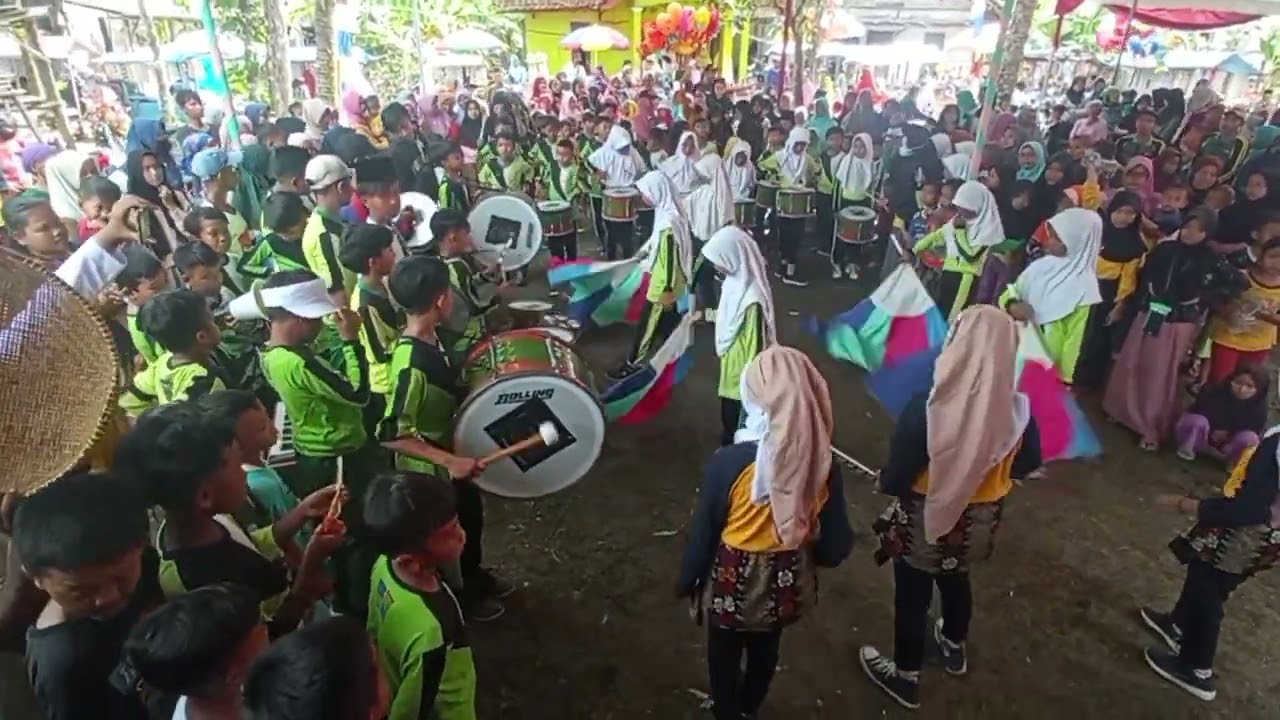 Drumband MI MA'ARIF 02 GANDRUNGMANGU tampil di tengah tengah masyarakat kedungreja
