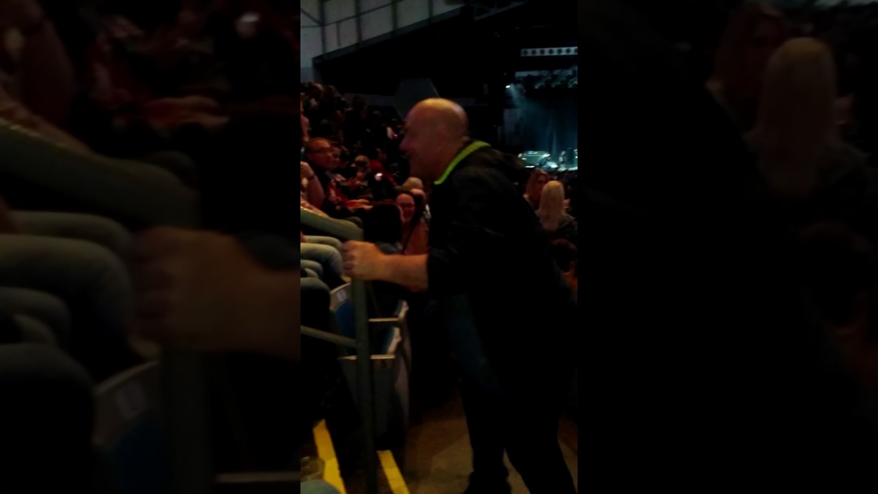 Funny drunk people at Jason Aldean tonight