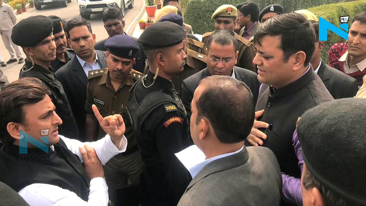 एयरपोर्ट पर रोका तो Akhilesh Yadav ने अफसर से पूछा- कितना पढ़े हो, आप भी जानिए जवाब