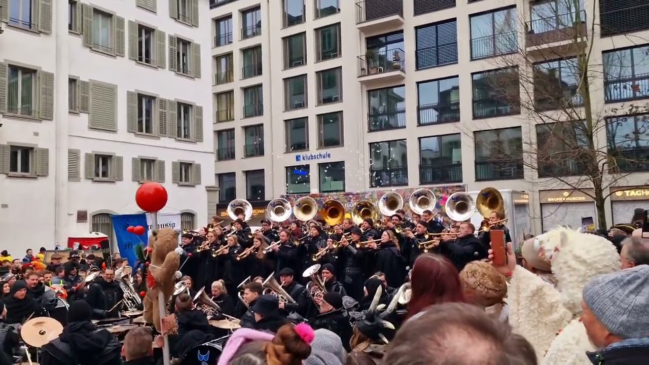 Musegg-Geischter Lozärn Fasnacht Luzern 2025Auftritt Schweizerhof Code von Nemo