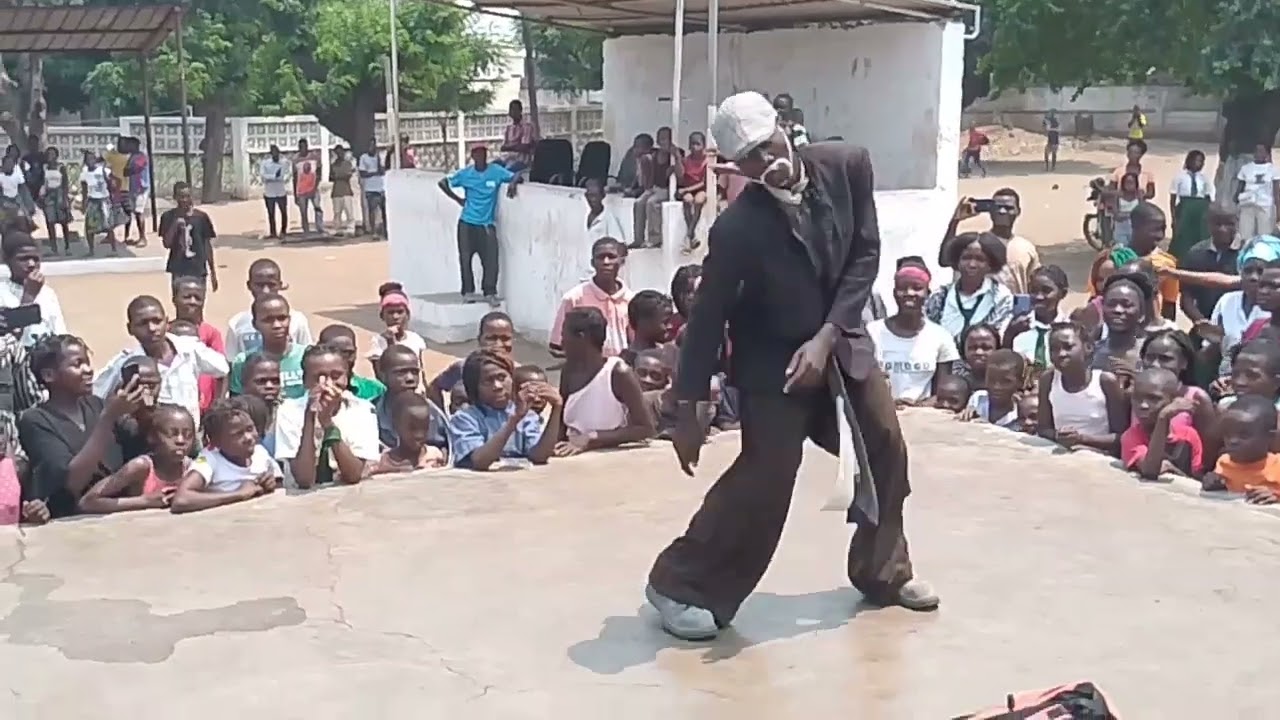 Vovó Nhacissaia carregar o palco 🤣😂