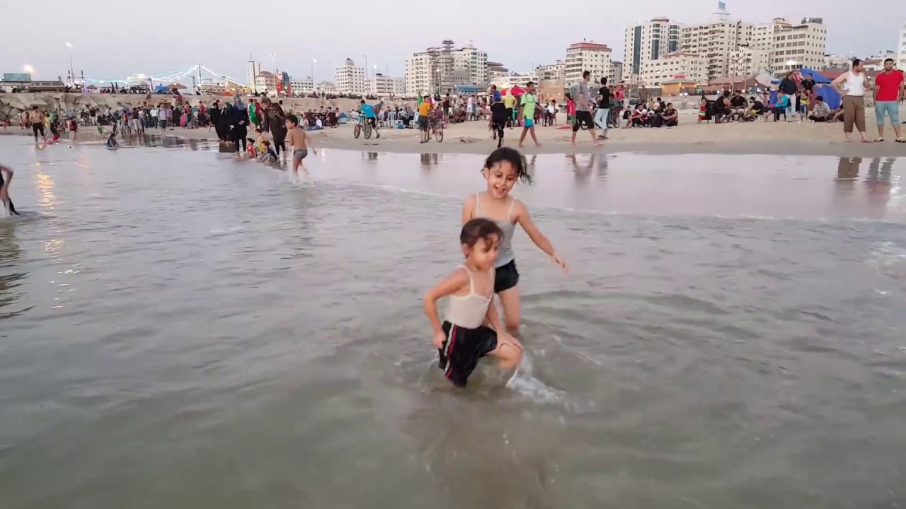 Kids swimming 2أطفال يسبحون في البحر