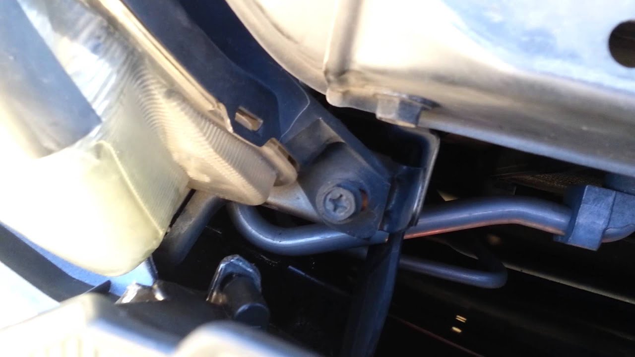 How to Replace Headlight Assembly on 2005 Toyota Sienna