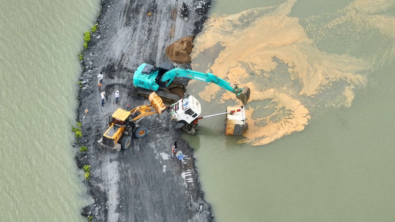 Bulldozer SHANTUI Push With DumpTrck SHACMAN Transporting Sand And Stone