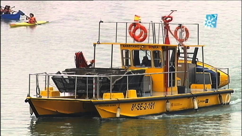 Limpieza de la dársena del río Guadalquivir en catamarán