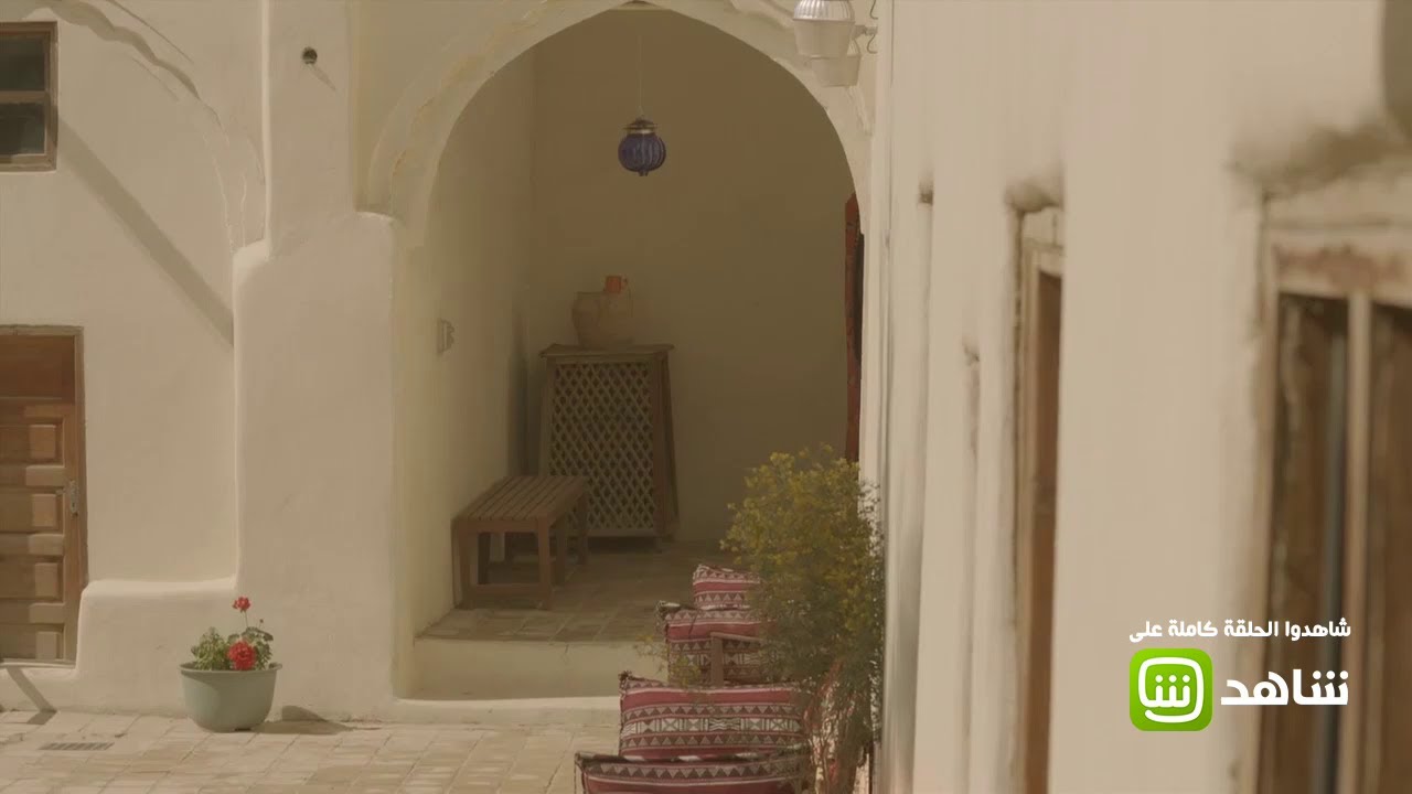 غالية تغازل خالد بالغناء.. وهو يقف امامها صامتًا