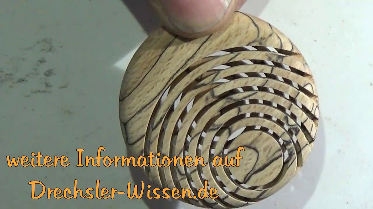 Drechseln eines Schmuckanhängers in durchbrochener Technik
