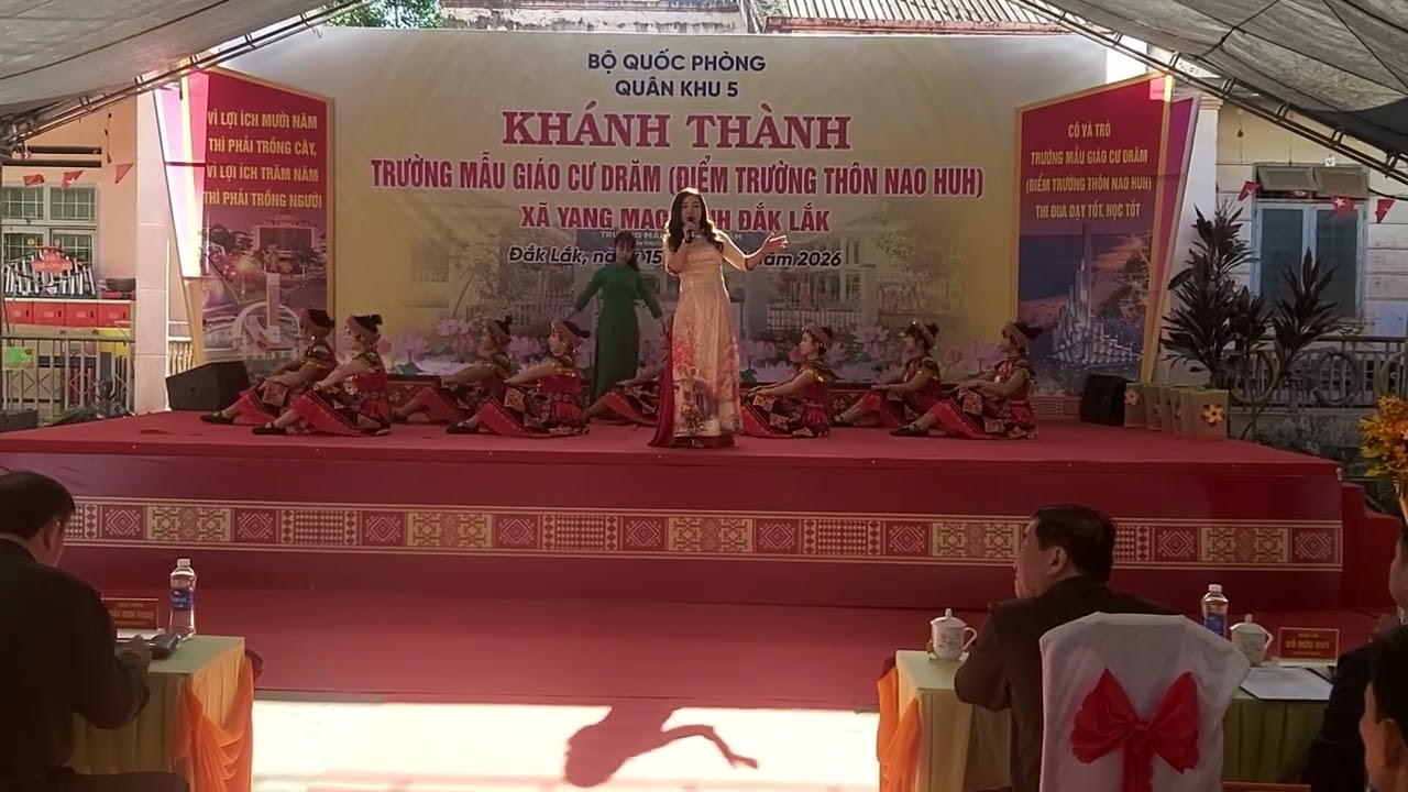 Cõng chữ về bản, Sao la đi học