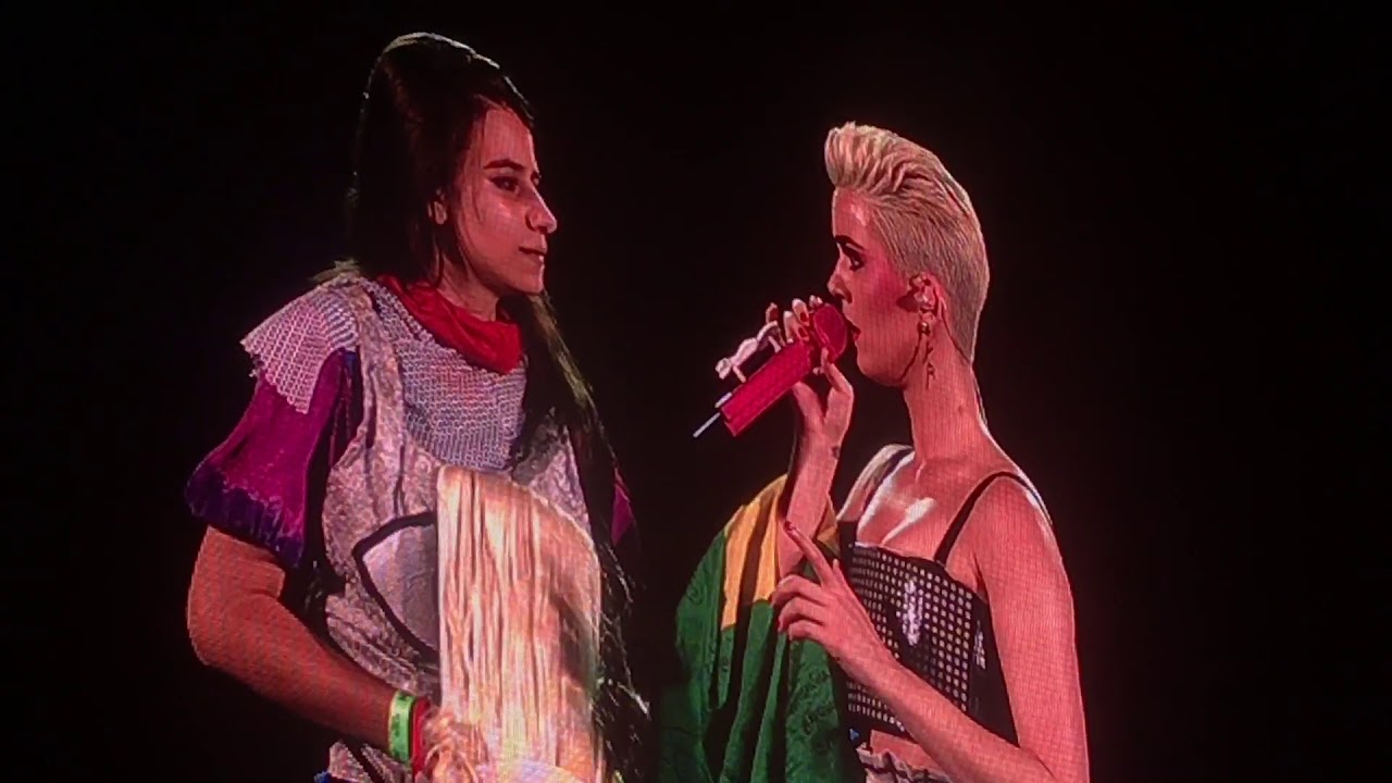 Katy Perry chama fã no palco e fala português Witness the Tour São Paulo Brazil MIGA SUA LOUCA