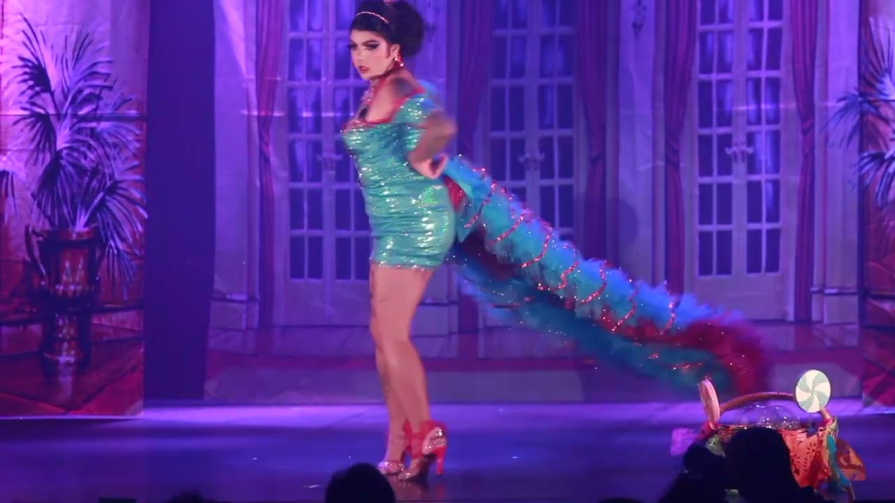 Kika Brava enchanting the Montreal burlesque Festival 2025