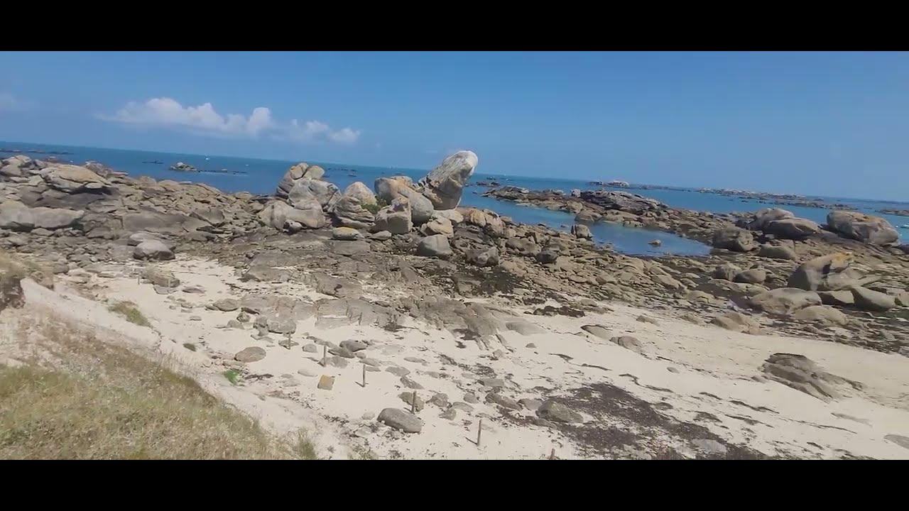 La plage aux rochers à Kerlouan
