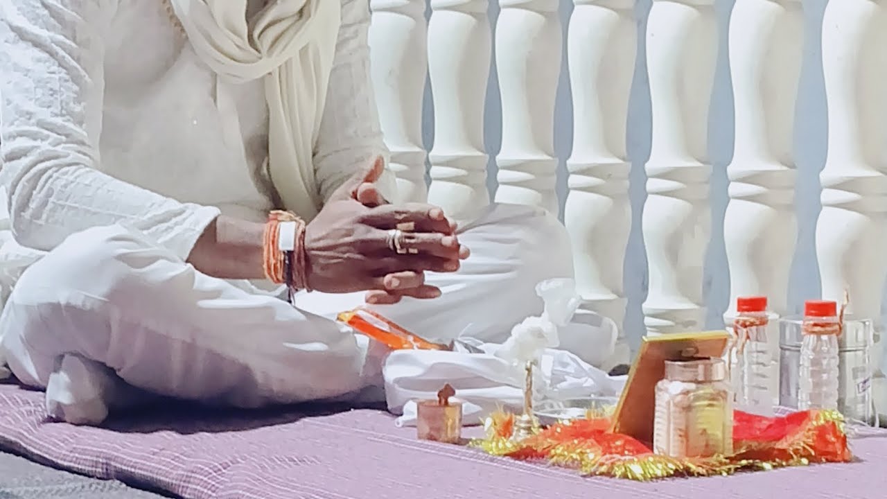 मां नर्मदा माई की सुमरनी कर ते हुऐ हुई भाई सुनील बर्मन जी।। बहुत ही सुंदर प्रस्तुति परिक्रमा वासियों