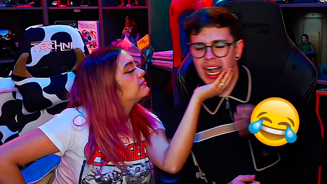 ARI MUERDE A JUAN 😟🤣| Clips