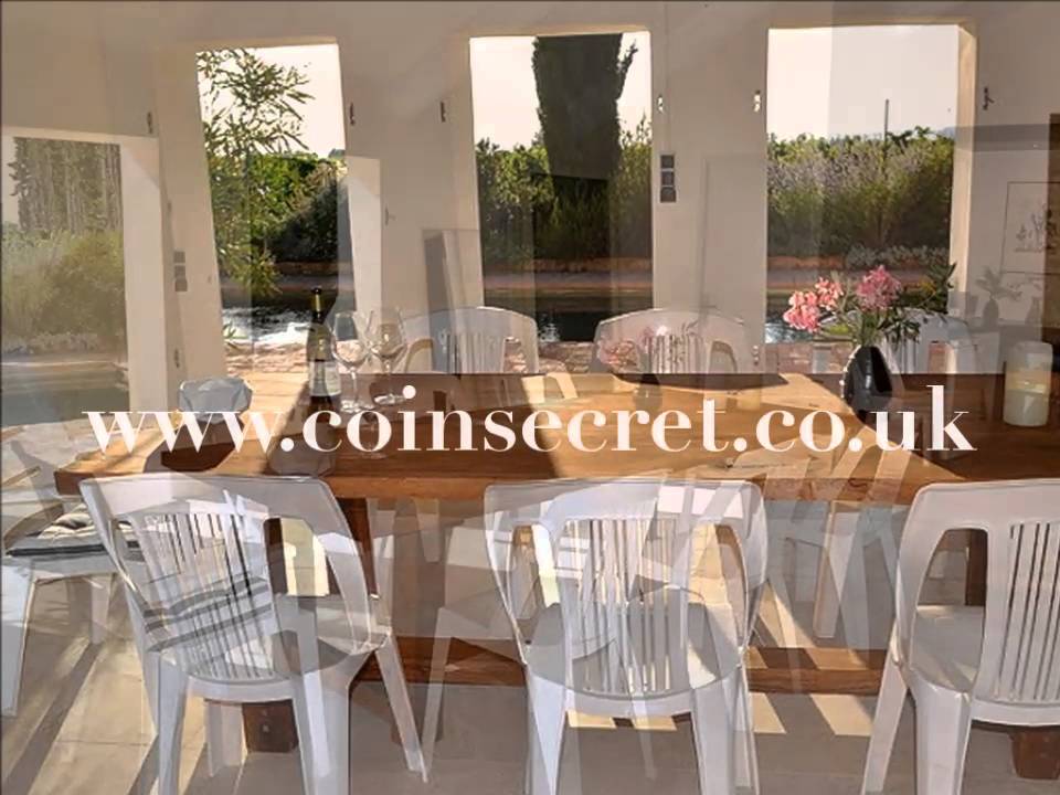 Farmhouse with pool in the vineyards of Vacqueyras at only 2 km from the village's centre. Sleeps 8