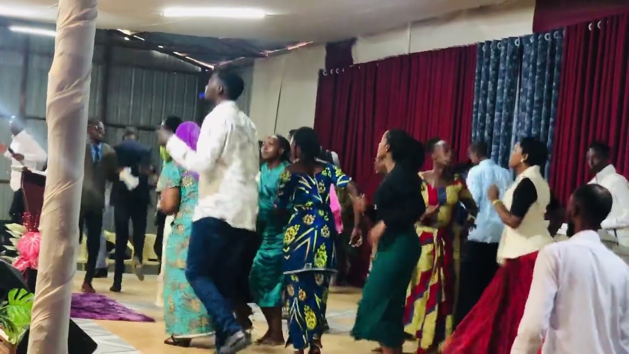 Igisirimba hamwe numucuranzi Irakoze