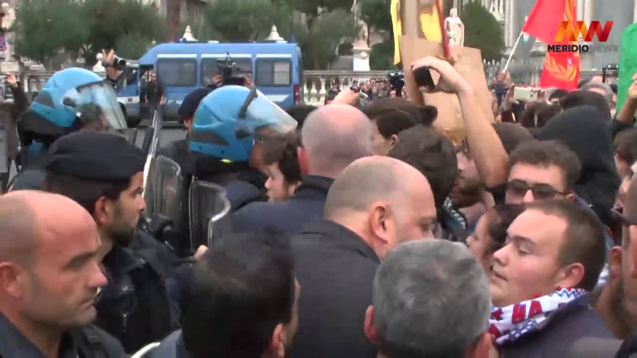 Matteo Renzi visita Catania, contestazione in piazza Duomo e scontri con la polizia