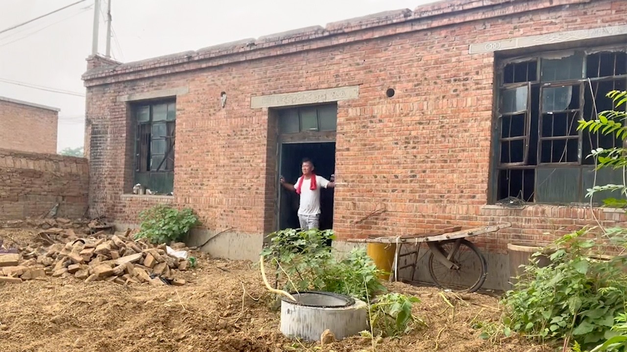 Grandpa's Old House and Forgotten Garden Transformed Into A New Home By His Grandson in 30 Days