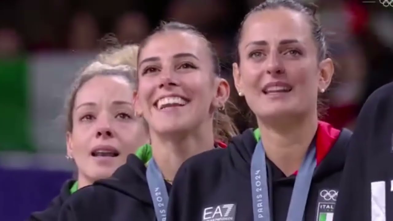 la pallavolo femminile conquista la medaglia d'oro. Premiazione e inno nazionale.  Parigi 2024