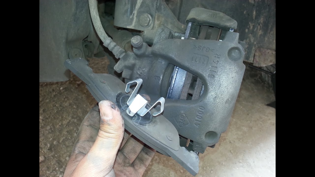 Changement des plaquettes de frein avant sur Renault Clio 4 .