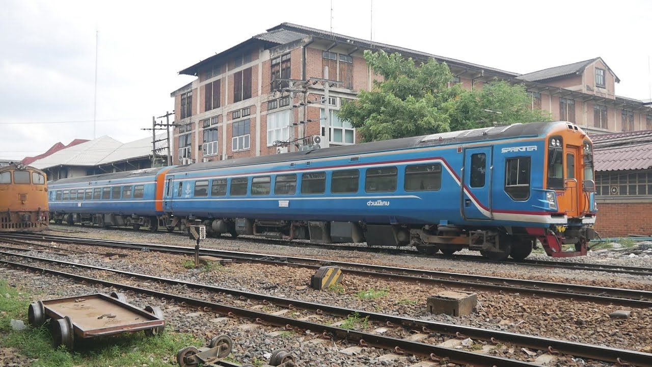 Trains Hua Lamphong SRT Main Train Station Bangkok, Thai class 158 & Fly Shunting, Thailand Aug 2016