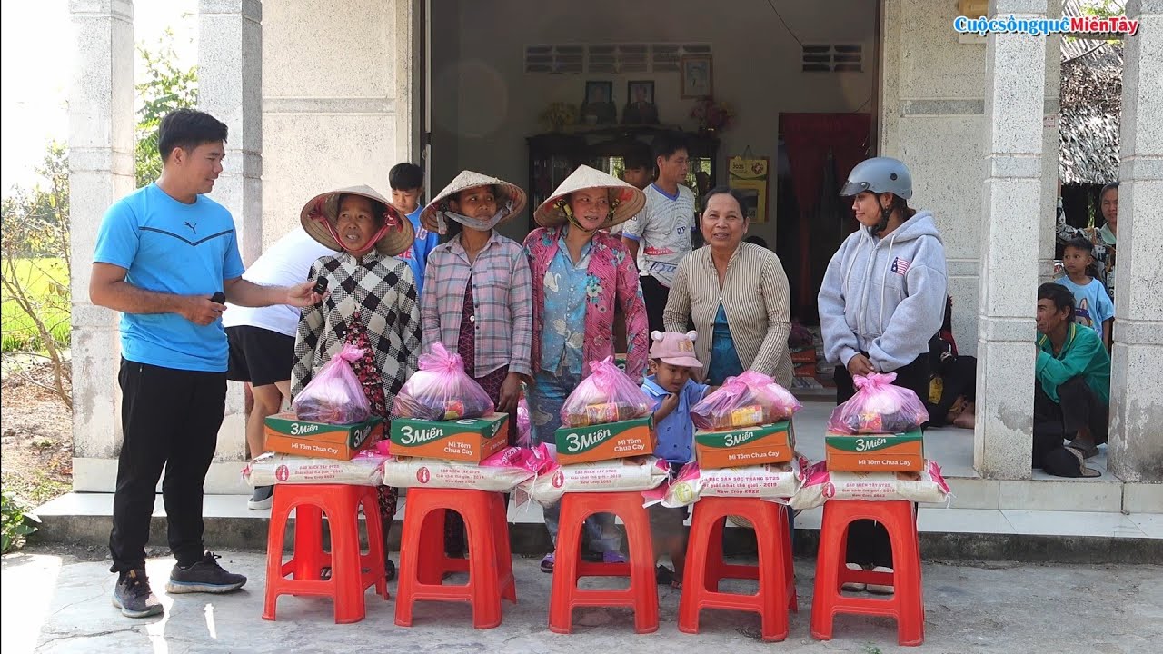 Chị Vivian Lê tặng quà tết cho bà con khó khăn 50 phần [11 tháng 2, 2026]