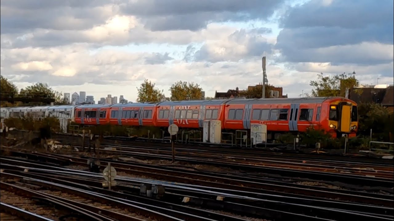 Trains at Clapham Junction 24/10/2025