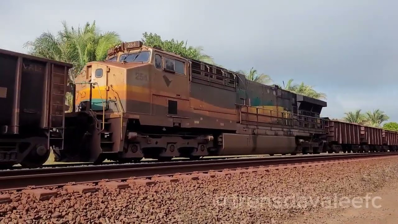 Trem de minério carregado partindo do km 270 em Alto Alegre do Pindaré MA. EFC