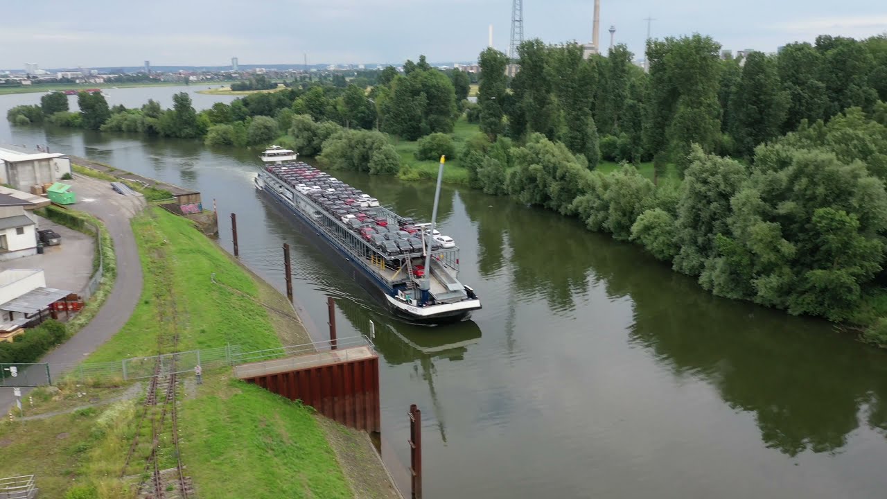 Rheinhafen Neuss Autotransporter bei der Einfahrt Drohnenvideo in 4K